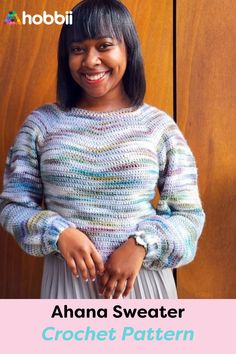 a woman standing in front of a wooden wall with her hands on her hips and the words, anana sweater crochet pattern