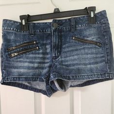 Brand New With Tags! Cute Zipper Pockets For Added Flare. Smoke Free Home! Maroon Shorts, American Eagle Jean Shorts, Shorts American Eagle, Stretch Denim Shorts, Festival Shorts, Denim Skirt Women, Mid Rise Shorts, American Eagle Shorts, Distressed Jean Shorts