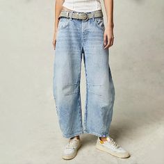 Women baggy mid waist jeans made of high quality denim fabric, ultra-soft, skin-friendly, durable and not easy to deform, good breathability, and comfortable to wear. Barrel Jeans, Looks Jeans, Denim Outfits, Casual Chique, Jean Large, Comfortable Jeans, Loose Jeans, Fashion People, Warm Sweaters