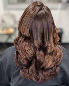 We all love a rich and shiny dark auburn hair color on thick tresses. Go to the link below to find more lovely dark auburn hair color ideas. https://bit.ly/2ETJsYH Rich Hairstyles, Hair Colors Brunette, Wavy Layers, Hair Dark