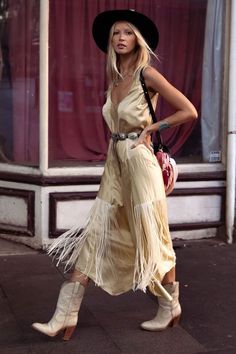 Neutral Western Outfit, Fringe Outfit Western, Aspen Outfits, Oklahoma Fashion, Glam Cowgirl, Mode Country, Mountain Chic, Chic Cowgirl, Nfr Outfits