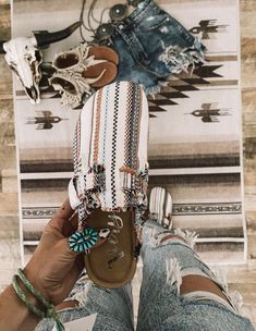 Canvas Loafers Woman, Western Closet, Punchy Outfits, Vintage Clogs, Western Stuff, Western Shoes, Mode Hippie, Looks Country, Western Style Outfits