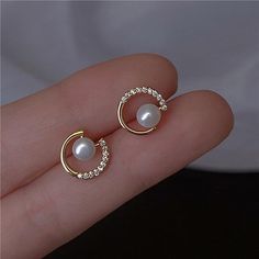 Round Pearl Earrings, Simple Stud Earrings, Unusual Jewelry, Jewelry Design Earrings, Fancy Jewellery, Gold Earrings Designs, Stud Earrings For Women, Trendy Earrings, Diamond Hoop Earrings