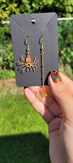 Time to get spooky with these cute spider earrings! The hooks are silver plated and do not tarnish. Choose what color crystal bead you would like and if you would like them asymmetrical or symmetrical.  Shipped using recycled materials Spider Jewelry Tutorial, Halloween Crystal Jewelry, Strange Earrings, Spider Accessories, Afro Jewelry, Spider Web Earrings, Crazy Earrings, Diy Wire Jewelry Rings, Creative Earrings