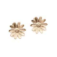 Ravissantes boucles d'oreille puces composées de marguerites dorées finement travaillées. Ce bijou féminin habillera vos tenues avec douceur et poésie. Bijou doré à l'or 24 carats. Chaque bijou Lily Garden est garanti sans nickel (pas de risques d'allergies). Nos puces d'oreille sont munies de petits poussoirs en métal plaqué or, sur demande nous pouvons vous remplacer ceux-ci par des caoutchouc. Dimension de la fleur : environ 2,5 cm de diamètre. Créé et fabriqué dans notre atelier parisien. Do Lily Garden, Small Pouches, Metal Plaque, Star Earrings, Cotton Bag, Jewelry Earrings Studs, Allergies, Hippie Boho, Jewelry Earrings