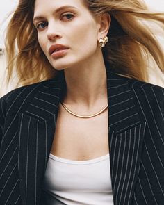 Die Merida Topaz Hoops sind ein funkelndes Update für deine Lieblingsohrringe. Alleine entfaltet das geschwungene Design dieser leichten Hoops seinen minimalistisch-modernen Look, während es in Kombination mit Earcuffs und Ohrsteckern ein starkes Statement setzt. Minimalist Yellow Gold Jewelry For Workwear, Minimalist Yellow Gold Jewelry For Work, Sleek Formal Drop Earrings Jewelry, Sleek Formal Drop Earrings, Sleek Drop Earrings For Formal Occasions, Modern Drop Earrings For Work, Modern Drop Earrings For Workwear, Modern Yellow Gold Jewelry For Workwear, Modern Yellow Gold Earrings For Workwear