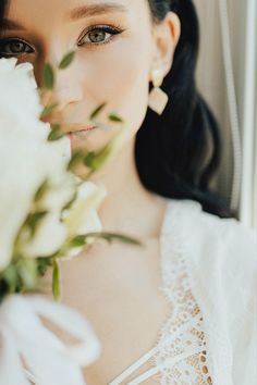 Stunning Wedding Rings, Wedding Photo Editing, Elegant Bride And Groom, Bride Photos Poses, Bridal Photography Poses, Editing Lightroom, Bride Pictures