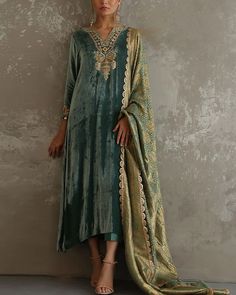 Velvet Suit Pakistani, Velvet Kaftan, Suit Pakistani, Beautiful Pakistani Dresses, Indian Dresses Traditional