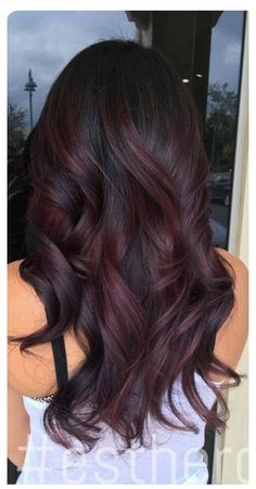 Hair Color Burgundy Highlights, Pelo Color Borgoña, Red Highlights In Brown Hair, Pelo Color Vino, Red Balayage Hair, Wine Hair Color, Burgundy Highlights, Wine Hair, Hair Color Burgundy