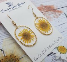 Real pressed flower earrings. Available in either yellow sunflower and blue verbena. Nickel free earring hooks. Flower Seed Paper, Flower Simple, Pressed Flower Earrings, Nickel Free Earrings, Yellow Sunflower, Pressed Flower, Pretty Earrings, Earring Hooks, Earrings Boho