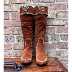 Adorable Suede Moccasin Boots With Beaded And Stitched Accents. In New Condition. *Size 36 *Nwot Faint Line Marking On Right Boot - Barely Noticeable (See Photos) *16.5" Tall *Hidden Wedge Heel Measures Approximately 1.5" *Bundle To Save! Questions? Dm Or Leave A Comment Below! Leather Moccasins Diy, Native Moccasins, Moccasin Patterns, American Indian Clothing, Diy Moccasins, Native American Moccasins, Festival Boots, Beaded Moccasins, Boho Boots