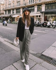 Estampa pied de poule: 30 ideias para usar essa padronagem clássica Check Pants Outfit, Houndstooth Pants Outfit, Pants Outfit Work, Cute Teacher Outfits, Make Better Choices, Winter Pants Outfit, Look Office, Academia Style, Houndstooth Pants