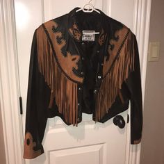 Beautiful Real Leather Short Jacket. Perfect For A Country Night Out Or As A Casual Wear To A Concert. Doesn’t Have Tags But Is Never Worn And Is A 10/10 Condition. Snap Buttons Still Work Great, Beautiful Metal Ribbed Sticking And Leather Fringe. High End Western Fashion, Leather Cowgirl Outfit, Fringe Long Sleeve Outerwear For Rodeo, Luxury Western Leather Jacket, Fringe Outfits, 70s Western Fashion, Country Aesthetic Outfit, Western Goth Coats & Jackets, Country Night