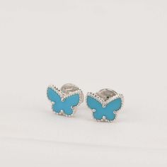 Transform into a graceful butterfly with these exquisite turquoise silver earrings. Handcrafted with delicate details, these earrings radiate charm and sophistication. Elevate your style and make a statement with these unique pieces of art. Perfect for any occasion, these earrings will be the highlight of any ensemble. ADDITIONAL INFORMATION Color: Silver Stone: Turquoise Ref. vcarp111 Material:925 Sterling Silver - 18k Gold Plated- 18k Real Gold ( contact us via instagram) Our replica products Elegant Hypoallergenic Butterfly Jewelry, Elegant Sterling Silver Butterfly Jewelry, Elegant Pierced Butterfly Jewelry, Luxury Butterfly Shape White Gold Jewelry, Luxury Butterfly White Gold Jewelry, Luxury Butterfly Shaped White Gold Jewelry, Luxury White Gold Butterfly Jewelry, Silver Butterfly Earrings Fine Jewelry, Silver Butterfly Fine Jewelry Earrings