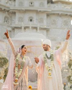 Bride And Groom Poses Ideas Indian, Alia Bhatt Wedding, Shaadi Ideas, Bridal Entry, Bride Groom Poses, Fashion Empire, Groom Photoshoot, Kundan Necklace Set