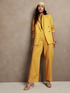 Meticulously crafted with lightweight linen, this luxurious blazer breathes with an unlined back that's perfect for warmer climes.  With an at-ease silhouette and finely tailored details like a double-breasted closure, it strikes a balance between re Linen Suits Women, Pant Suits For Women, Yellow Umbrella, Summer Wedding Guests, Linen Suits, Guest Attire, Wedding Attire Guest, Cocktail Attire, Linen Suit