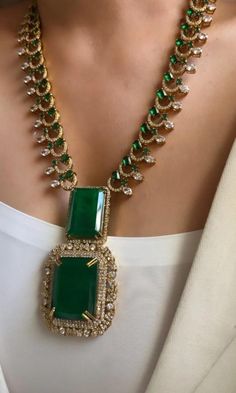 Inspired by the timeless elegance of Sabyasachi Mukherjee's designs, this exquisite Victorian long necklace set with earrings encapsulates opulence and tradition in every detail. Crafted in a rich shade of emerald green, the doublet necklace features intricate embellishments that evoke the grandeur of Victorian-era jewelry.  The necklace itself is a masterpiece of craftsmanship, adorned with delicate filigree work, sparkling crystals, and meticulously placed pearls. Each element is carefully cho Long Necklace Designs, Green Pearl Jewelry, Emerald Jewelry Necklace, Victorian Jewelry Necklace, Emerald Jewelry Set, Sabyasachi Mukherjee, Unique Wedding Jewelry, Long Necklace Set, Dope Jewelry Accessories