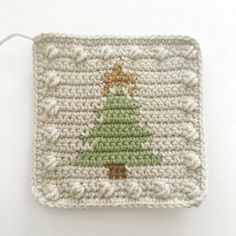 a crocheted square with a christmas tree on it