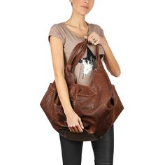 Borsa hobo in pelle di vitello

 Doppi manici tote 46 cm (18.11'')

 Chiusura con cerniera a doppio cursore

 Interno: fodera in lino con una custodia in pelle con cerniera al guinzaglio




 Dimensioni: H36xL70xP22cm (H14.17"xL27.56"xP8.66")

 Prodotto fatto a mano in Italia

 Borse Henry Beguelin

 BD5514 Textured Leather Hobo Bag For Travel, Brown Textured Leather Hobo Bag For Travel, Modern Brown Hobo Bag For Travel, Casual Hobo Bag For Travel With Leather Lining, Casual Hobo Bag With Leather Lining For Travel, Textured Leather Hobo Travel Bag, Casual Travel Hobo Bag With Leather Lining, Rectangular Textured Leather Hobo Bag For Travel, Luxury Hobo Bag For Travel