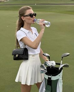 Girl boss golfer, glam babe, female woman golfer, black chanel purse, white pleated golf skirt Old Money Style Girl Summer, Rich Athletic Outfits, Rich Girl Aesthetic Outfit Summer, Cute Country Club Outfits, Summer Yacht Outfit, Summer Aesthetic Outfit Women, Southern Old Money Outfits, Preppy With An Edge Outfit Aesthetic, Preppy Ivy League Aesthetic