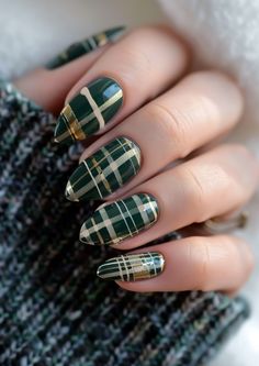 Embrace a timeless look with these striking green and beige plaid pattern nails, exuding elegance and perfect for any occasion. Ready to make a statement? Find your next nail design at nailhow.com. Tweed Nails, Dark Green Plaid Nails, Plaid Manicure, Winter Plaid Nails, Green Plaid Nail Designs, Brown Plaid Nail Designs, Red And Green Plaid Nails, Plaid Nail Designs