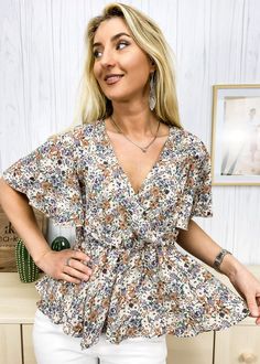 The Emes Shop top is detailed with beautiful flutter sleeves. Features a floral print. v neck line. peplum hem. and regular fit. Pair it with denim shorts and sneakers for a lovely look.MATERIAL:100% PolyesterMEASUREMENTS: Product Length 23.5"-24.5"in 4-6-Small | Waist: 25"-26.5"in | Chest: 33"-34.5"in 6-8-Medium | Waist: 26.5"-28"in | Chest: 34.5"-36"in 8-10-Large | Waist: 28"-29.5"in | Chest: 36"-37.5"in MEASUREMENTS: Product Length 60-62.5cm 4-6-Small | Waist: 63-66cm | Chest: 83-86cm ... Spring V-neck Top With Ruffle Hem, Casual Tops With Ditsy Floral Print And Flutter Sleeve, Summer V-neck Top With Ruffle Hem, Summer V-neck Tops With Ruffle Hem, Eatonton Georgia, Peplum Hem, Flutter Sleeves, Small Waist, Shop Top