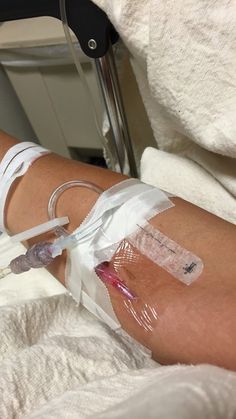 Hospital Admit Pics, Hand With Drip In Hospital Real, Hands With Drip In Hospital, Fake Photo Sick, Hospital Room Snapchat Stories, Medicine Snaps, Story Snapchat, Fake Ft Call, Hospital Admit Hand Pics