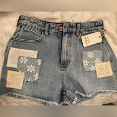 Billabong X Wrangler Women's High Rise Medium Wash Floral Showdown Patchwork Cut-Off Denim Shorts Cool Jean Shorts, Painting Denim Shorts, Jean Shorts With Patches, Patched Clothes, Clothing Flips, Custom Denim Shorts, Patchwork Jean Shorts, Artist Clothes, Patchwork Tshirt