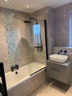 home decor ideas bathroom modern Grey Bathroom Black Accessories, Bath Tap Ideas, Grey Tiled Bathrooms, Modern Bathroom With Bathtub, Grey Tiles Bathroom, Apartment Bathtub, Wickes Bathroom, Grey Tile Bathroom