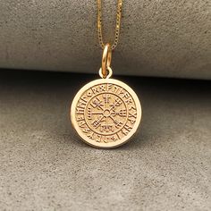 Collana Vegvisir in oro 14k, gioielli sacri con fascino bussola vichinga, gioielli sacri in oro, ciondolo gioielli nordici. ciondolo norreno, ciondolo Vegvisir in oro rosa - Material: Solid 14K Rose Gold (not plated and not gold filled) - Pendant Thickness: 0.5mm = 0.019 inches - Jump Ring Diameter: 4mm = 0,15 inches - Hallmark: 585 = 14kt DIMENSIONS -0.55 inches / 14mm -0.65 inches / 16mm -0.75 inches / 19.1mm This handmade 14k gold pendant is a work of art!  Made by skilled Italian goldsmiths Symbolic Round Jewelry With Compass Design, Bronze Compass Design Jewelry As Gift, Bronze Compass Design Jewelry For Gifts, Bronze Compass Design Jewelry Gift, Viking Style Bronze Jewelry Gift, Gold Viking Style Necklace For Gift, Gold Viking Style Jewelry, Symbolic Compass Design Necklace As Gift, Symbolic Compass Design Necklace Gift