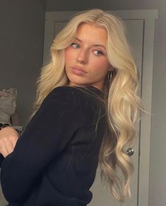 Curled Blonde Hair, Medium Fine Hair, Prom Hair Medium, Blonde Aesthetic, Summer Blonde Hair, Bleach Blonde Hair, Honey Blonde Hair, Blonde Hair Inspiration, Honey Hair