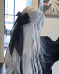 Long Wavy White Hair, Era Victoria, Long White Hair, White Blonde Hair, Gentleman Aesthetic, Peinados Fáciles Para Cabello Corto, Platinum Blonde Hair, Long Blonde, Long Blonde Hair