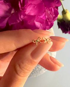 cute bow earrings Mini Gold Earrings, Gold Cute Earrings, Small Earings Piercings, Minimal Gold Earrings Studs, Tiny Studs Earrings, Bow Gold Earrings, Gold Minimal Earrings, Mini Earrings Studs, Mini Earrings Gold