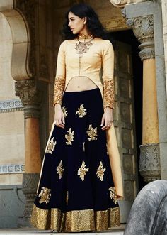 Bollywood styl Kalki Saree, Blue Designer Lehenga, One Piece Dress Knee Length, Cream Lehenga, Lehenga Blue, Lehenga Sari, Latest Lehenga Designs, Sari Lehenga, Breezeway Ideas