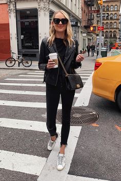 Nyc Tourist Outfit, Nyc 2023, Nyc Winter Outfits, Rock Look, Outfits New York, New York Outfit, Ny Outfits, Nyc Outfits, Sneaker Outfits