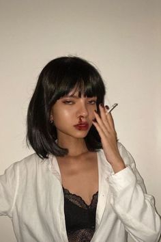 Fun solo halloween costumes Halloween Costumes 2022 Aesthetic, Brown Hair Bangs Halloween Costume, Halloween Inspo Brunette, Black Short Hair Halloween Costume, Halloween 23 Costumes, Goth Halloween Costumes Women, Spooky Halloween Makeup Looks, Black Hair Bangs Halloween Costume, Fantasia Mia Wallace