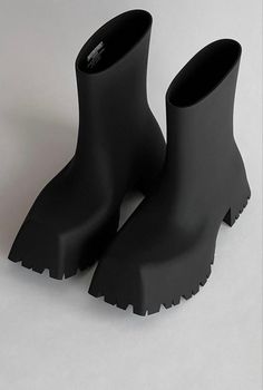 Futuristic Shoes, Futuristic Fashion, Aesthetic Shoes, Fashion Inspiration Design, Shoe Design, Rubber Boots, Boots And Sneakers, Black Outfit