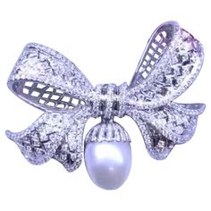 An amazing essential and chic design for this brooch, so elegant and glamour, a perfect combination of style. Brooch come in 18K gold with a natural South Sea pearl of about 15 mm , so luxurious, untreated, excellent quality, and 328 pieces of natural diamonds 4,37 carats, F color VS clarity, sparkly diamonds. A very piece of art . Handcrafted by artisan goldsmith. Excellent manufacture and quality. Whosale price. Note: on my shipment, no taxes and duty. Elegant White Gold Brooches For Evening, Elegant White Gold Evening Brooches, Exquisite White Brooch For Formal Occasions, Exquisite White Wedding Brooches, Elegant Silver Pins For Formal Occasions, Elegant Formal Brooch, Elegant Diamond Brooch For Parties, Elegant Diamond Brooches For Party, Classic White Brooches For Evening