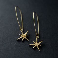 Shooting star earrings – Wild Roots Creative Shop October Jewelry, Wire Star, Short Earrings, Jewerly Art, Witchy Earrings, B Day Gifts, Stars Earrings, Creative Shop, Metal Ideas