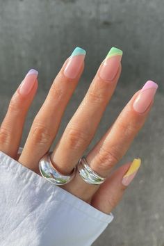 I like the bright short coffin nails in colorful summer nail colors 2021. Short coffin-shaped nail is practical and convenient but tall and elegant in silhouette despite the length. Meanwhile, summer nails should be shinny , coloful , and bright this year to celebrite my youth. Nails And Rings, Short Coffin Nails Designs, Summer Gel Nails, Short Coffin Nails, Purple Nail, Acrylic Nails Coffin Short