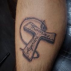 a man with a tattoo on his leg has a cross and the words, i am not