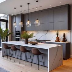 Luxury Kitchen Design Apartment, Modern Chic Kitchen Design, Grey And White Marble Kitchen, Modern Kitchen Design Grey And White, White And Gray Interior Design, Kitchen Ideas Grey And White, Dark Grey And White Kitchen, Dark Grey Kitchen Ideas, Island Bar Kitchen