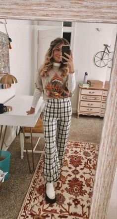 17 Fall Outfit Trends You'll Love to Try This Season | Her Track Fits Fall, Check Pants, Estilo Indie, Fall Inspiration, Elegante Casual, I'm With The Band, Trendy Fall Outfits