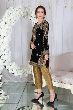 Raven Black | Pakistani Designer Outfit | Sarosh Salman Shaadi Dresses, Handwork Ideas, Mehndi Function, Sara Khan, Function Dresses, Luxury Pret, Velvet Dress Designs, Designer Outfit, Colorful Dresses Formal