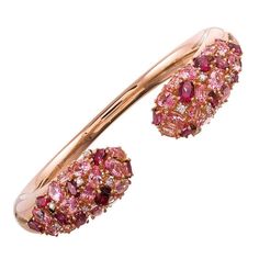 18 karat rose gold cuff bracelet, the tips set in a teardrop shaped collage with pink topaz and peppered with diamonds. The gemstones weigh 13.29 and .26 carats respectively. The rose gold creates a warm backdrop for the soft, feminine pink color tones of the gemstones. The interior diameter measures 2 3/8 by 2 1/8 and the bracelet opens with a single hinge. Wear this alone or stack it with your other favorites. Signed Ugo Cala, made in Italy. If you are fond of this bracelet, kindly have a look at the matching ring, also listed among our offerings. Gold Cuffs Bracelet, Topaz Jewelry November, Gold Cuff Bangle, Pink Diamond Jewelry, Rose Gold Cuff Bracelet, Bracelets Pink, 18k Gold Bangle, Cuff Bracelet Gold, Diamond Cuff Bracelet