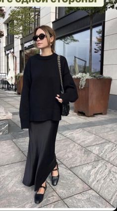 Silk Skirt Outfit, Rok Outfit, Long Skirt Outfits, Chique Outfits, Rock Outfit, Mode Casual, Looks Street Style, Feminine Outfit