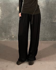 Marc Le Bihan's Asymmetrical Long Sleeve top features a gathered shoulder and pleats towards the back that allow the top to twist around the body. Worn here with the Jaga Meloni pants, the Maison Margiela Suede Tabi boots and the Kiko Kostadinov Petite Chalkboard Mezulari bag.