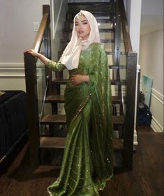 Saree With Head Covered, Desi Muslim Outfit, Hijabi Desi Wedding Outfits, Desi Fits With Hijab, Desi Hijabi Wedding, Hijabi Saree Aesthetic, Modest Saree Hijab, Hijab Lehenga