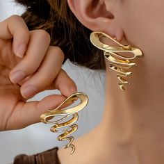 Brand New Women's Hanging Twisted Gold Earrings Genuine 14k Gold Plated 925 Sterling Silver (Stamped) 2.1" Tall 1.6" Across Retail Price $300 Buy With Confidence From A Trusted Seller With A 99%+ Feedback Rating! A0184 (Id-1436) How To Style Jewelry, High Fashion Earrings, Earrings 2024, Twisted Earrings, High Fashion Jewelry, Moon Bracelet, Metal Clay Jewelry, Alloy Earrings, Classy Jewelry