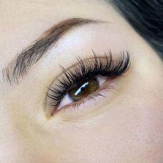 Eyelash Extensions Classic, Natural Fake Eyelashes, Lashes Fake Eyelashes, Wispy Eyelashes, Cat Eye Lash, Eyelash Extensions Styles, Perfect Eyelashes, Pretty Lashes, Lash Extensions Styles